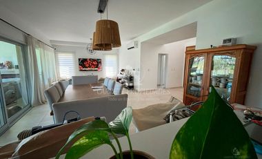 Casa lista para mudarte. Moderna 6 ambientes y pileta. Fondo verde. Santa Elena