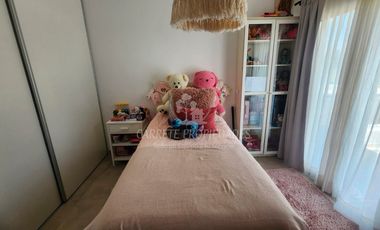 Casa lista para mudarte. Moderna 6 ambientes y pileta. Fondo verde. Santa Elena