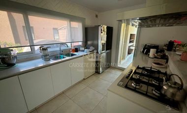 Casa lista para mudarte. Moderna 6 ambientes y pileta. Fondo verde. Santa Elena