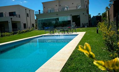 Casa lista para mudarte. Moderna 6 ambientes y pileta. Fondo verde. Santa Elena