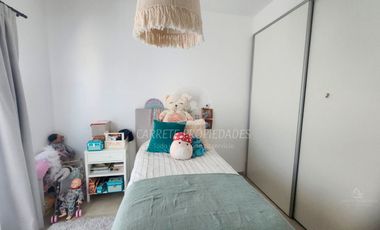 Casa lista para mudarte. Moderna 6 ambientes y pileta. Fondo verde. Santa Elena