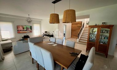 Casa lista para mudarte. Moderna 6 ambientes y pileta. Fondo verde. Santa Elena