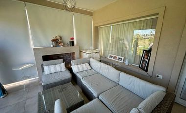 Casa lista para mudarte. Moderna 6 ambientes y pileta. Fondo verde. Santa Elena