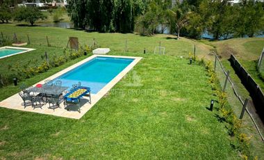 Casa lista para mudarte. Moderna 6 ambientes y pileta. Fondo verde. Santa Elena