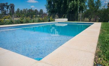 Casa lista para mudarte. Moderna 6 ambientes y pileta. Fondo verde. Santa Elena