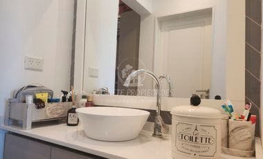 Casa lista para mudarte. Moderna 6 ambientes y pileta. Fondo verde. Santa Elena