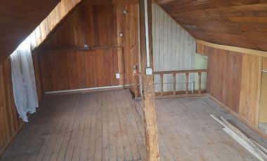 Se vende terreno con tres casas