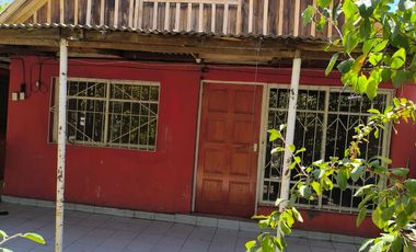 Se vende terreno con tres casas