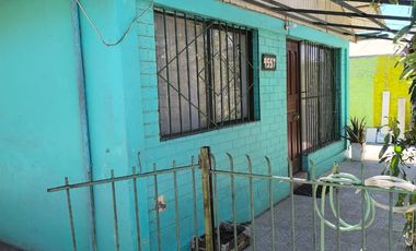 Se vende terreno con tres casas