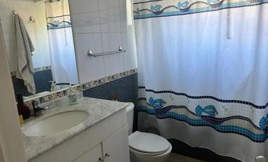 Casa en venta c/ estacionamiento en Laguna de Aculeo