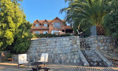 Casa en venta c/ estacionamiento en Laguna de Aculeo