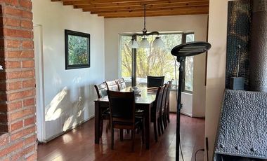 Casa en venta c/ estacionamiento en Laguna de Aculeo