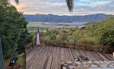 Casa en venta c/ estacionamiento en Laguna de Aculeo