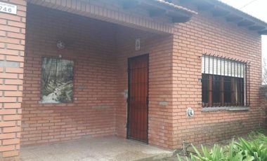 Casa en venta - 3 Dormitorios 2 Baños - Cochera - 200Mts2 - Mar de Ajó