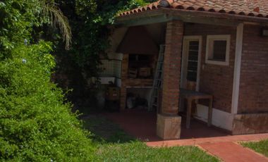 Casa en Venta -  Florida, 4/5 amb, 2 plantas, c/jardín y parrilla.