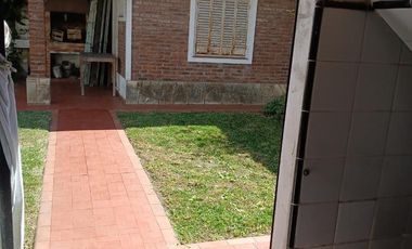 Casa en Venta -  Florida, 4/5 amb, 2 plantas, c/jardín y parrilla.