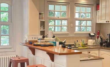 Excelente casa con un estilo encantador, desarrollada en lote de 833 m2, en el Barrio St. Thomas Sur