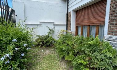PH venta al frente con entrada independiente de 3 ambiente con cochera y patio  - Wilde