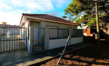 Casa en venta - 3 Dormitorios 1 Baño - Costa Azul