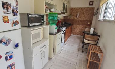 Encantador PH 3 amb. al frente con patio y cochera, listo para mudarse- En Venta