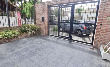 Encantador PH 3 amb. al frente con patio y cochera, listo para mudarse- En Venta