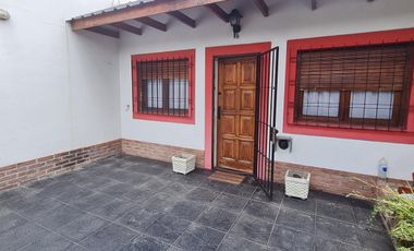 Encantador PH 3 amb. al frente con patio y cochera, listo para mudarse- En Venta