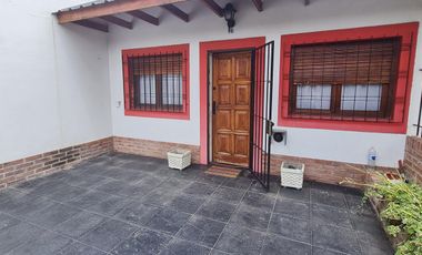 Encantador PH 3 amb. al frente con patio y cochera, listo para mudarse- En Venta