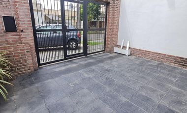 Encantador PH 3 amb. al frente con patio y cochera, listo para mudarse- En Venta