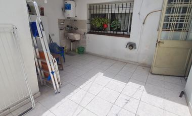 Encantador PH 3 amb. al frente con patio y cochera, listo para mudarse- En Venta