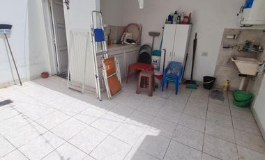 Encantador PH 3 amb. al frente con patio y cochera, listo para mudarse- En Venta