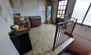 Casa en venta - 4 Dormitorios 3 Baños - Cochera - 410Mts2 - Lanús Oeste