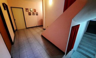 Casa en venta - 4 Dormitorios 3 Baños - Cochera - 410Mts2 - Lanús Oeste