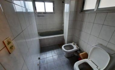 Casa en venta - 4 Dormitorios 3 Baños - Cochera - 410Mts2 - Lanús Oeste