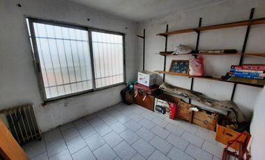 Casa en venta - 4 Dormitorios 3 Baños - Cochera - 410Mts2 - Lanús Oeste