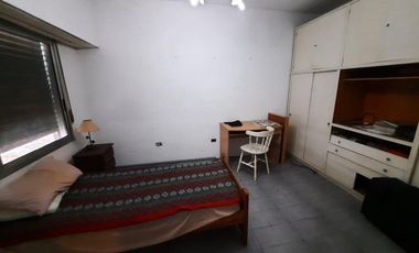 Casa en venta - 4 Dormitorios 3 Baños - Cochera - 410Mts2 - Lanús Oeste