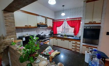 Casa en venta - 4 Dormitorios 3 Baños - Cochera - 410Mts2 - Lanús Oeste