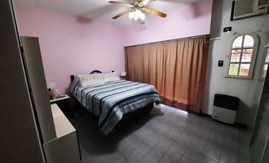 Casa en venta - 4 Dormitorios 3 Baños - Cochera - 410Mts2 - Lanús Oeste