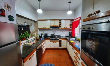 Casa en venta - 4 Dormitorios 3 Baños - Cochera - 410Mts2 - Lanús Oeste