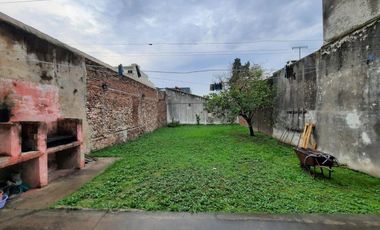 Casa en venta - 4 Dormitorios 3 Baños - Cochera - 410Mts2 - Lanús Oeste