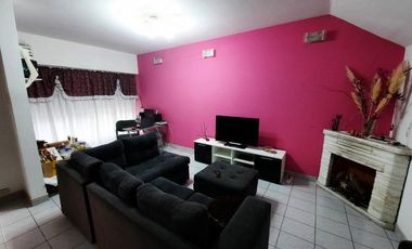 Casa en venta - 4 Dormitorios 3 Baños - Cochera - 410Mts2 - Lanús Oeste