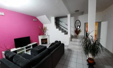 Casa en venta - 4 Dormitorios 3 Baños - Cochera - 410Mts2 - Lanús Oeste