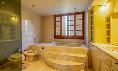 VENTA CASA 9 AMBIENTES - PILETA - LOTE PROPIO - BANFIELD