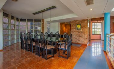 VENTA CASA 9 AMBIENTES - PILETA - LOTE PROPIO - BANFIELD