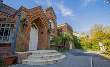 VENTA CASA 9 AMBIENTES - PILETA - LOTE PROPIO - BANFIELD