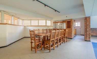 VENTA CASA 9 AMBIENTES - PILETA - LOTE PROPIO - BANFIELD