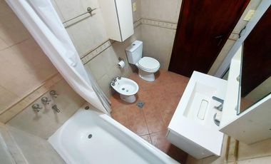 Venta Casa 8 Ambientes con cochera para 4 autos  en Hurlingham