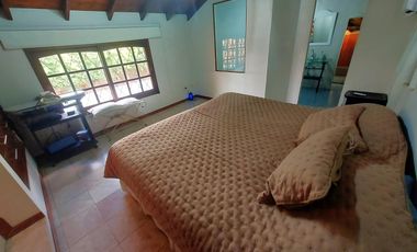 Venta Casa 8 Ambientes con cochera para 4 autos  en Hurlingham