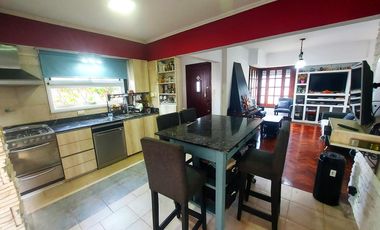 Venta Casa 8 Ambientes con cochera para 4 autos  en Hurlingham