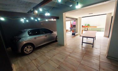 Venta Casa 8 Ambientes con cochera para 4 autos  en Hurlingham