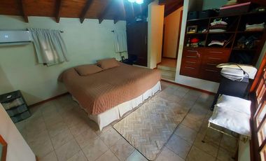 Venta Casa 8 Ambientes con cochera para 4 autos  en Hurlingham